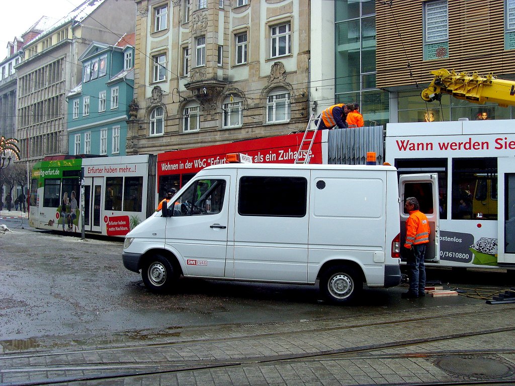 Arbeiten auf der verunglckten Niederflurwagen, Erfurt 23.12.2010