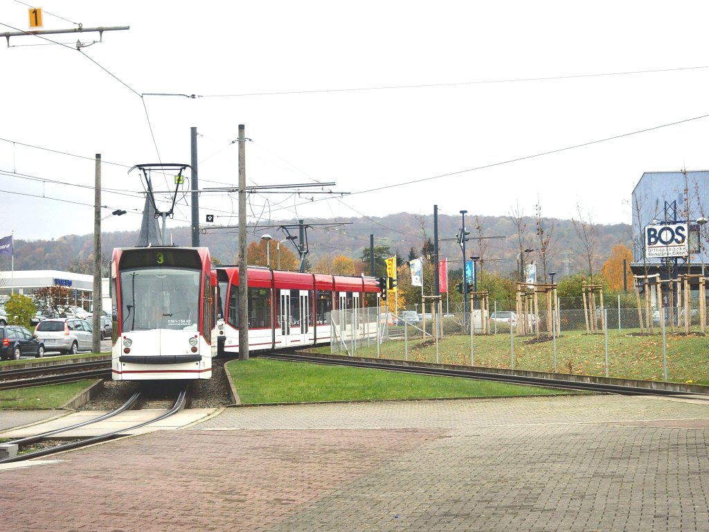 Ausfahrt Richtung Stadt mit Gleiskreuzung, Combino-Zug der Linie 3, Erfurt November 2009