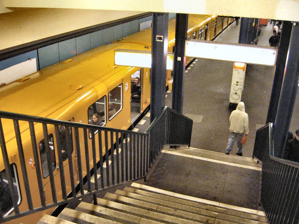 Blick auf U_Bahnzug der Linie U6, Berlin 28. 1. 2007
