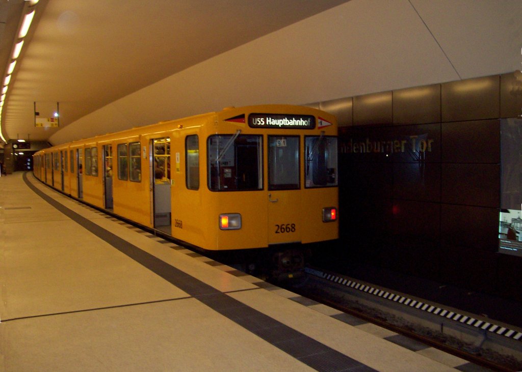 Brandenburger Tor, Endstation der Kurzstrecke U 55, Zug nach Hauptbahnhof