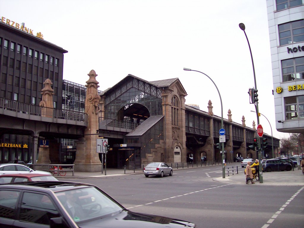 Blowstrae 19.3.2010, 
Hochbahnhof der U 2, Eingang und Bahnhofshalle