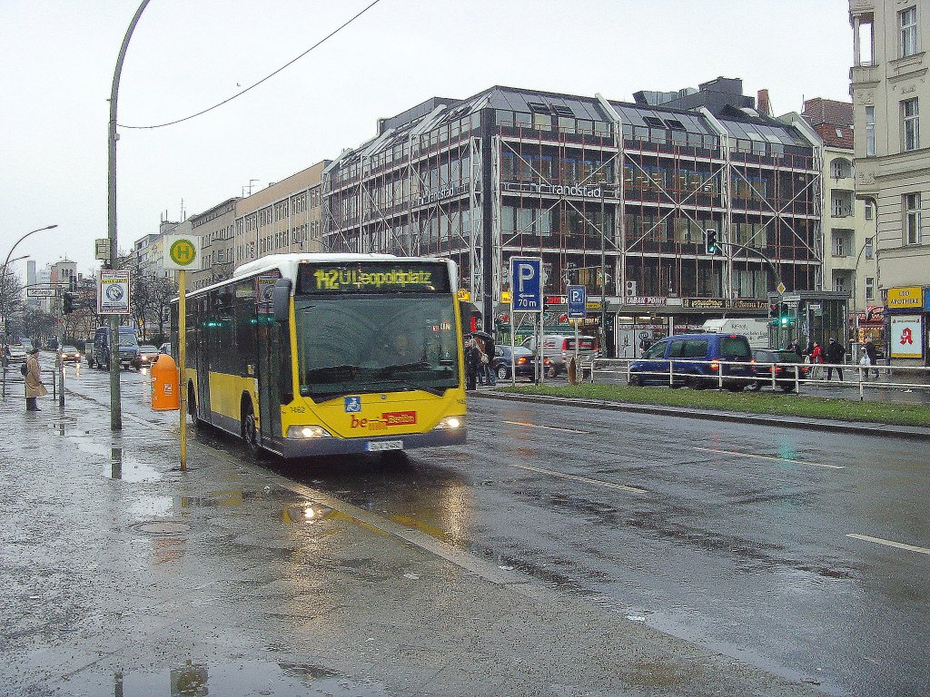Bus am Leopoldplatz im Regen, Februar 2011
