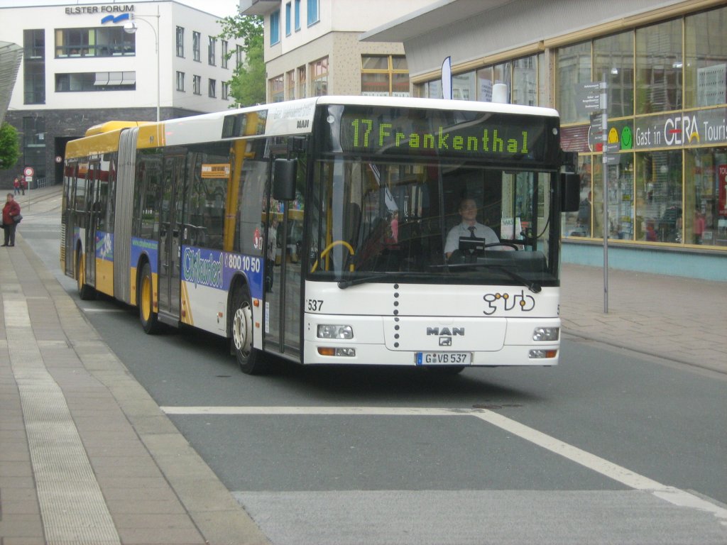 Bus der Linie 17 im Stadtzentrum Gera, Mai 2010
