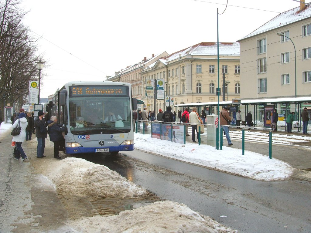 Bus der Linie 614 am Platz der Einheit, Potsdam 2.2.2010