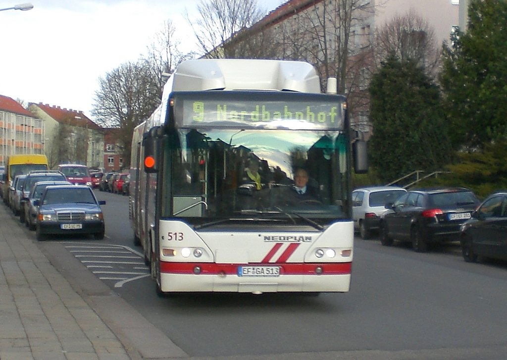 Bus der Linie 9 an der Hst. Geraer Strasse, Erfurt 31.3.2010