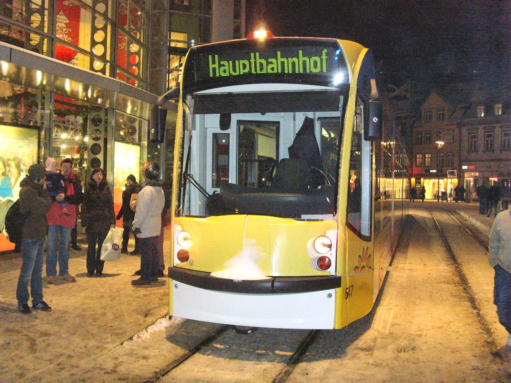 Combino am Anger, wegen einer Demo fhrt dieser Zug nur bis Hauptbahnhof, Erfurt. Der Fahrer ist ausgestiegen und wartet bis die Strecke wieder frei ist, Erfurt 2.1.2010