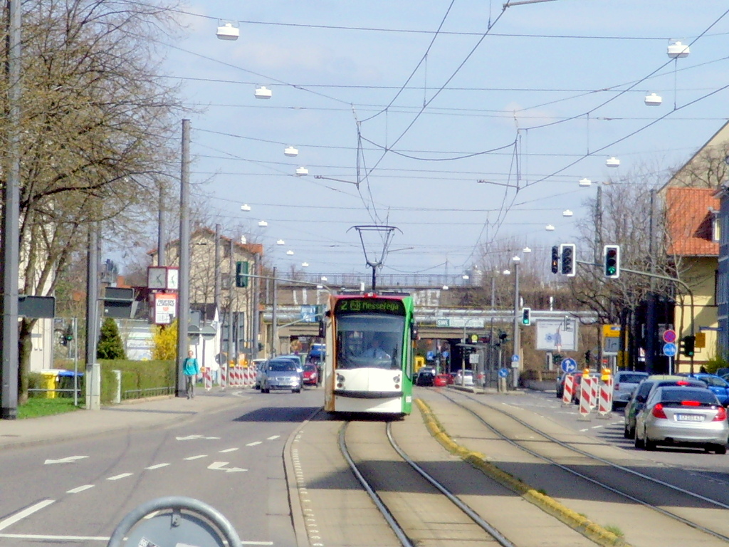 Combino auf der Linie 2 vom Ringelberg kommend, Erfurt 6.4.2010