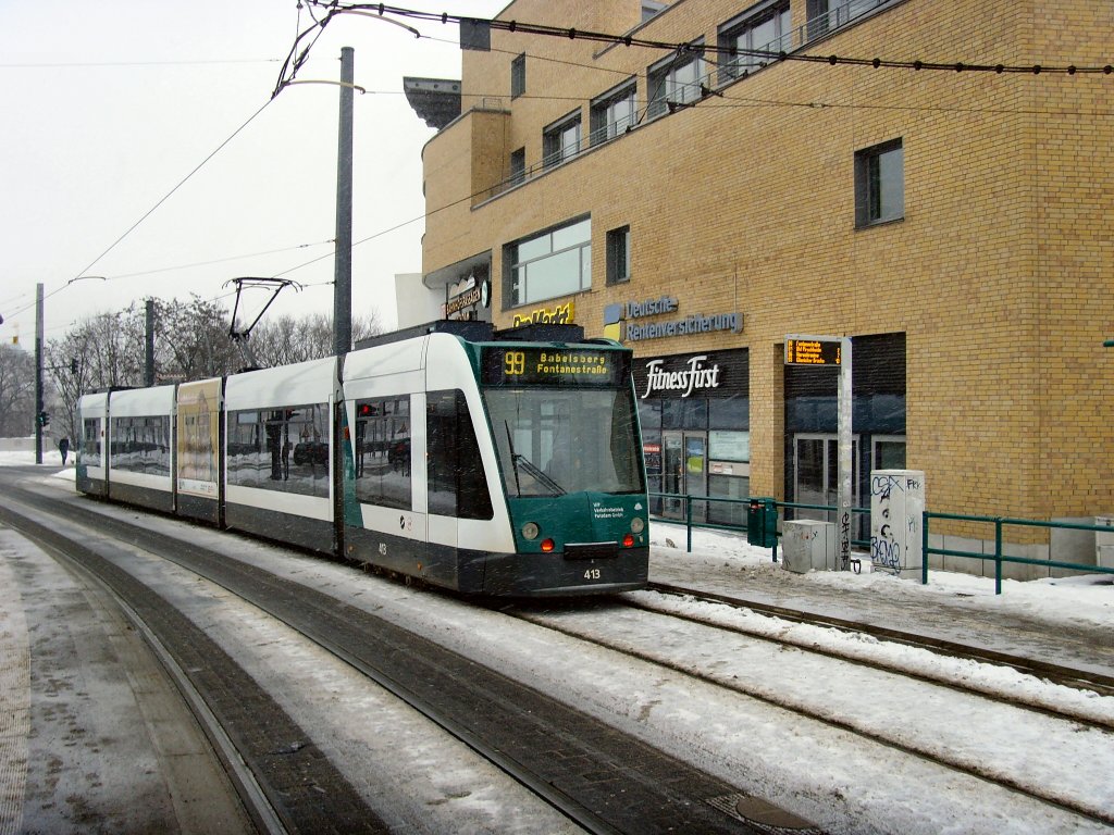 Combino auf der Linie 99, Potsdam beim Hauptbahnhof, 2.2.2010
