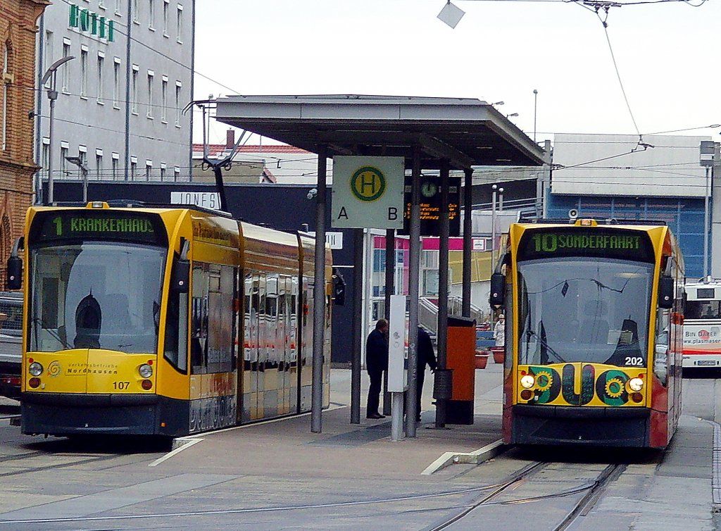 Combino Duo und Combino in Nordhausen, Hst. Bahnhofsplatz Oktober 2010