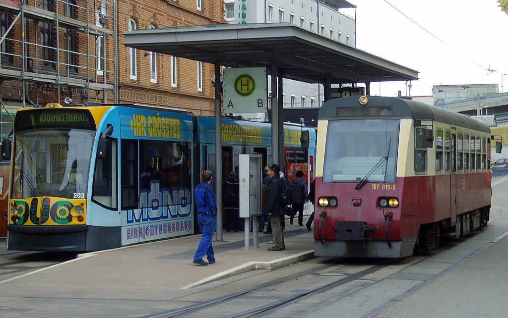 Combino Duo und triebwagen der HSB Bahnhofsplatz