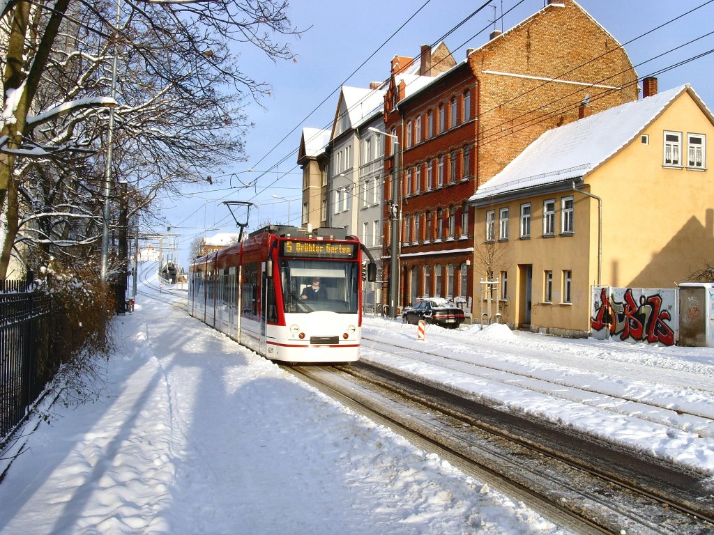 Combino kurz vor der Hst. Salinenstrasse in Erfurt-Nord, 2.1.2010