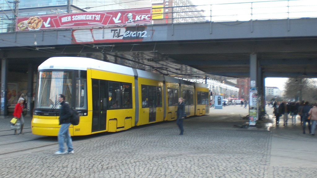 Combino unter der S-Bahn am Alexanderplatz, Berlin Mrz 2010