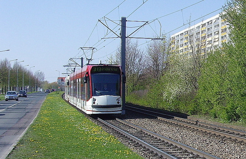 Combino-Zug vom Europlatz kommend erreicht die Hst Einkauszentrum, Erfurt 23.4.2010