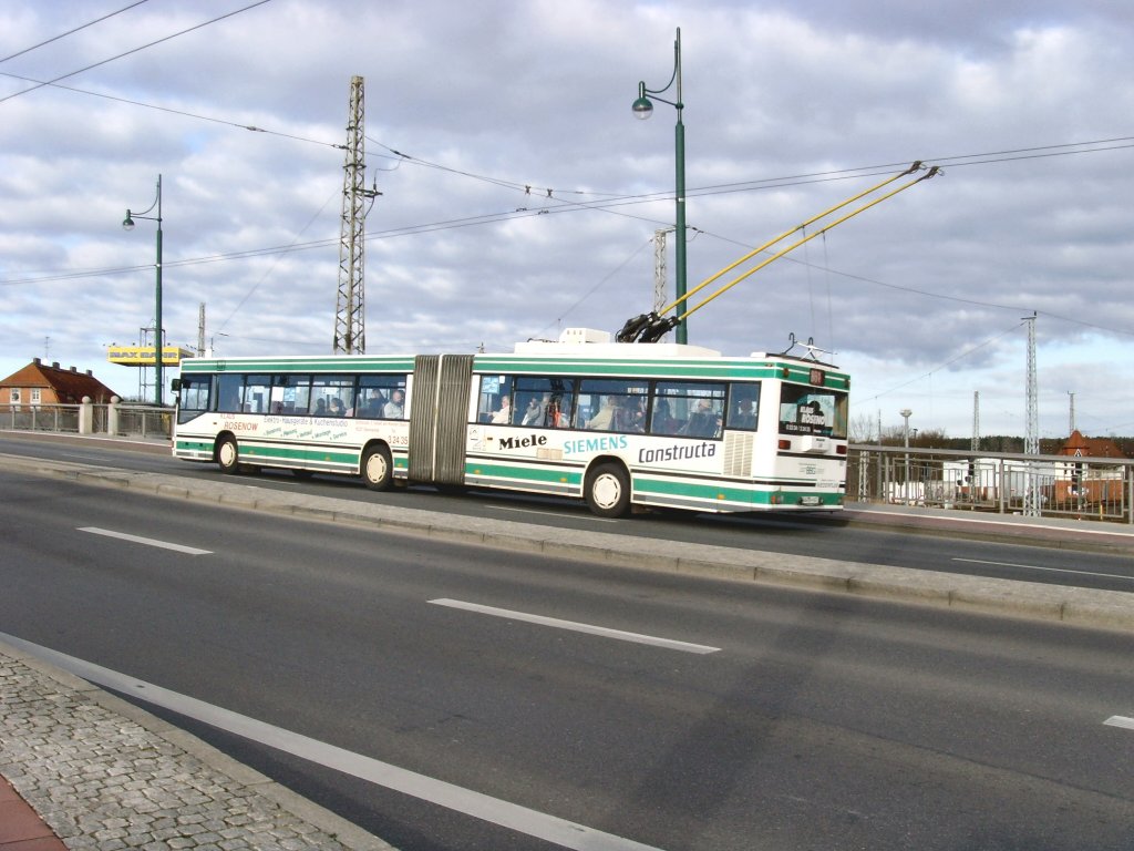 Der O-Bus hat gerade die Hst. Hauptbahnhof Richtung Kleiner Stern verlassen, Eberswalde November 2009