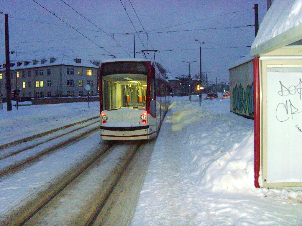 Die ersten Bahnen Richtung Urbicher Kreuz und Wiesenhgel fahren wieder, Erfurt 27.12.2010