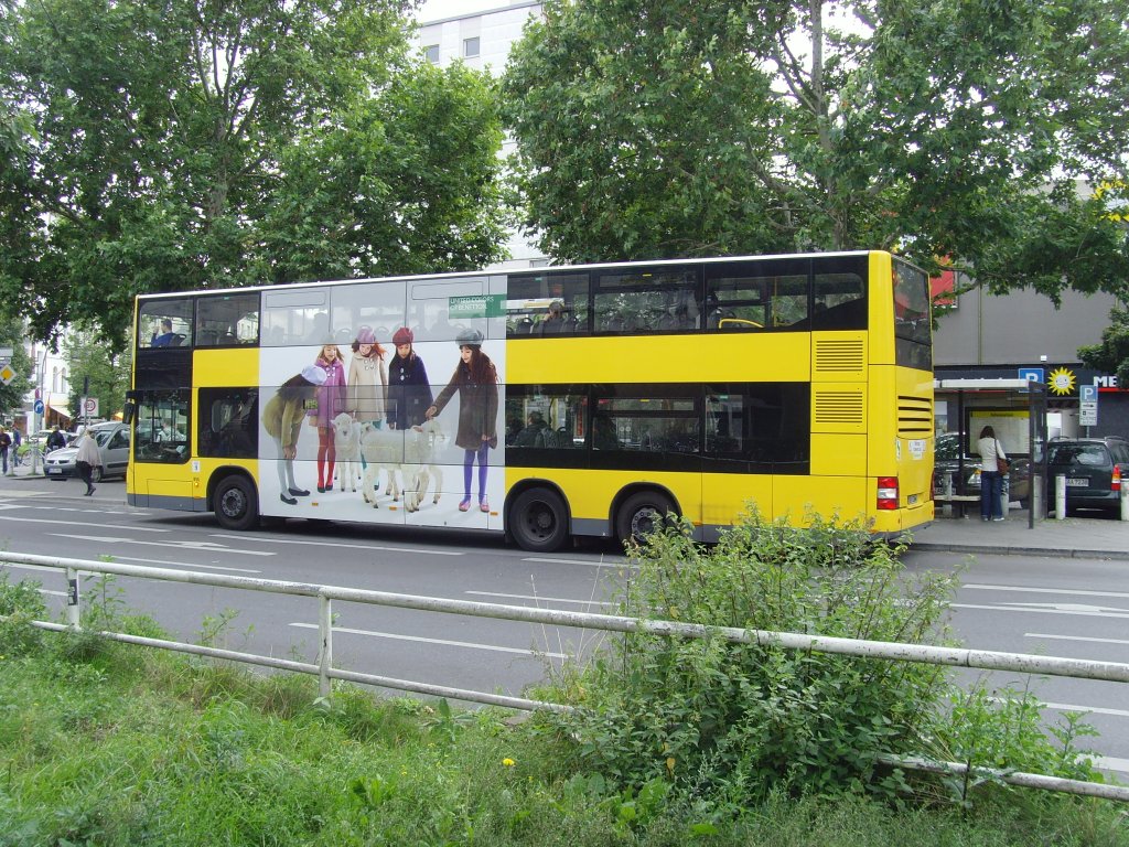 Doppeldeckerbus am U-Bhf Nollendorfplatz, Berlin 8.9.2010