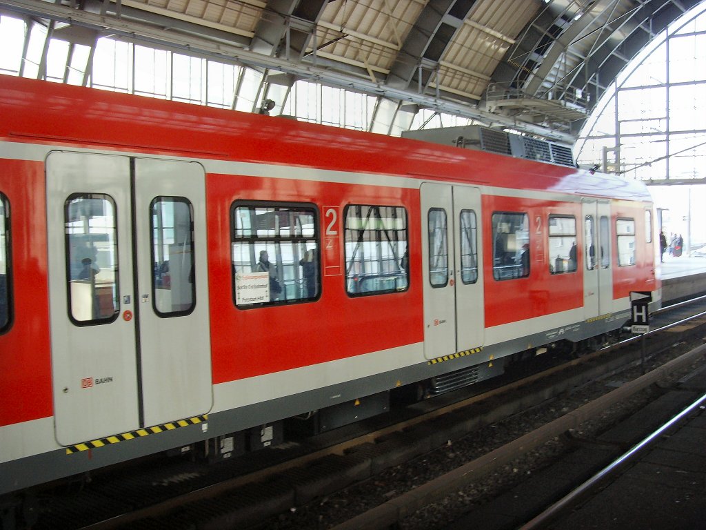 Elektrischer Triebwagenzug als S-bahnersatzverkehr nach Potsdam im Bhf Alexanderplatz, Berlin 5.2.2010