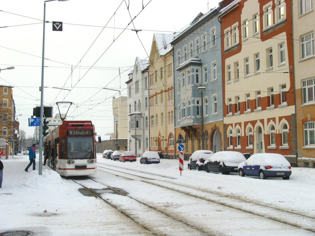 Erfurt-Nord - Niederflurbahn an der Hst. Grubenstrasse - 2.1.2010