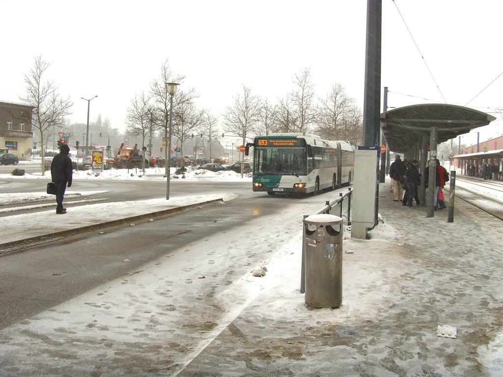 Gelenkbus der Linie 693 am Hauptbahnhof Potsdam, 2.2.2010