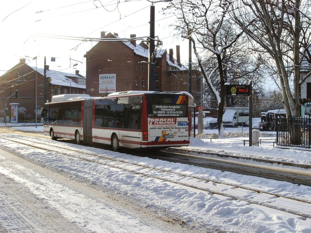 Gelenkbus der Linie 9 verlsst die Haltestelle Salinenstrasse, Erfurt 2. 1. 2010