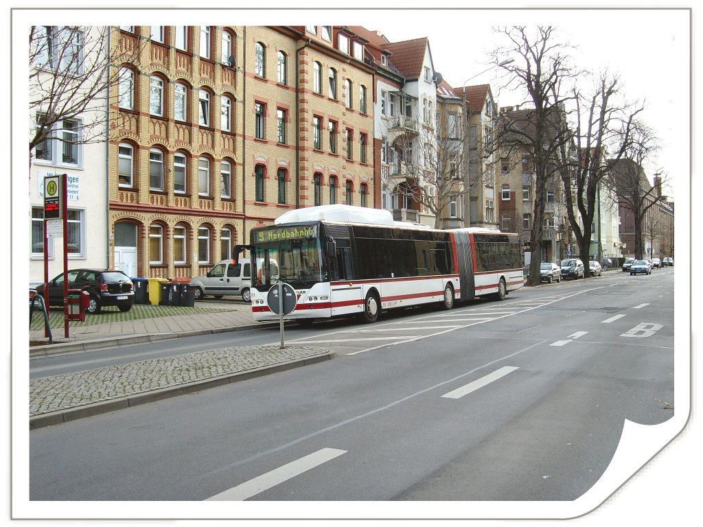 Gelenkbus der Linie in Richtung Nordbahnhof fhrt in die Hst. leipziger Platz ein. Erfurt, November 2009