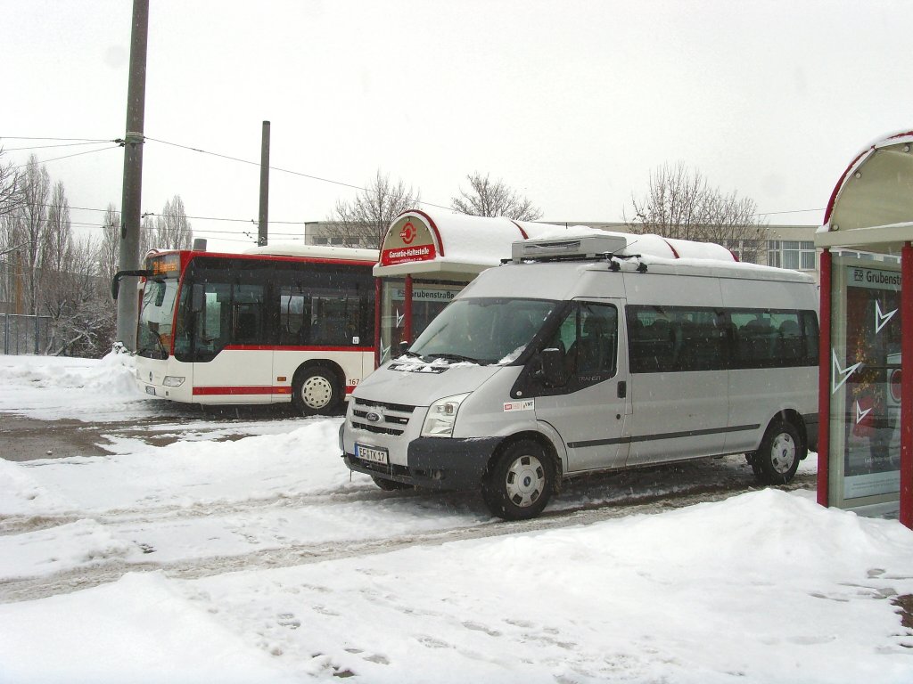 Kleinbus im Auftrag der EVAG und Stadtbus in der Umsteigehaltestelle Grubenstrasse, Erfurt 3.1.2010