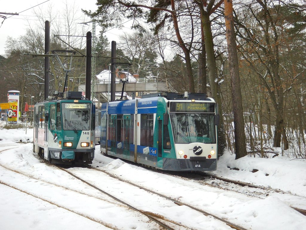 KT4D und Combino an der Endstelle Bahnhof Rehbrcke, Potsdam 2.2.2010