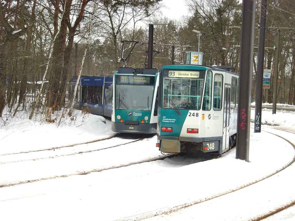 KT4D-Zug und Combino in der Schleife Bahnhof Rehbrcke, Potsdam 2.2.2010
