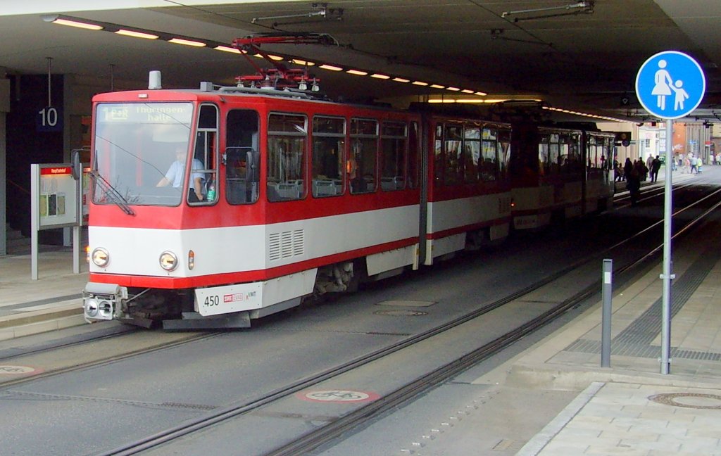 KT4D-Zug der Linie 1 kommt aus dem Bahnhofstunnel, Erfurt 30.4.2010