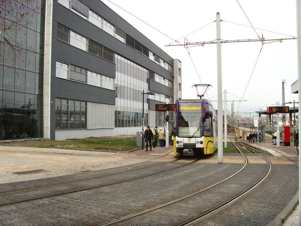 Leoliner der Linie 5 nach Ammendorf am Hbf Halle, 28.12.2009