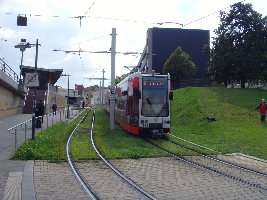 Linie 2 am Hauptbahnhof Halle, 6.9.2010
