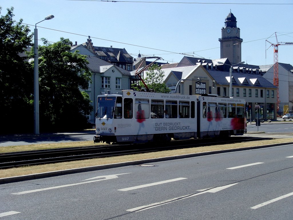 Linie 4 verlsst das Stadtzentrum, Plauen im Juli 2010