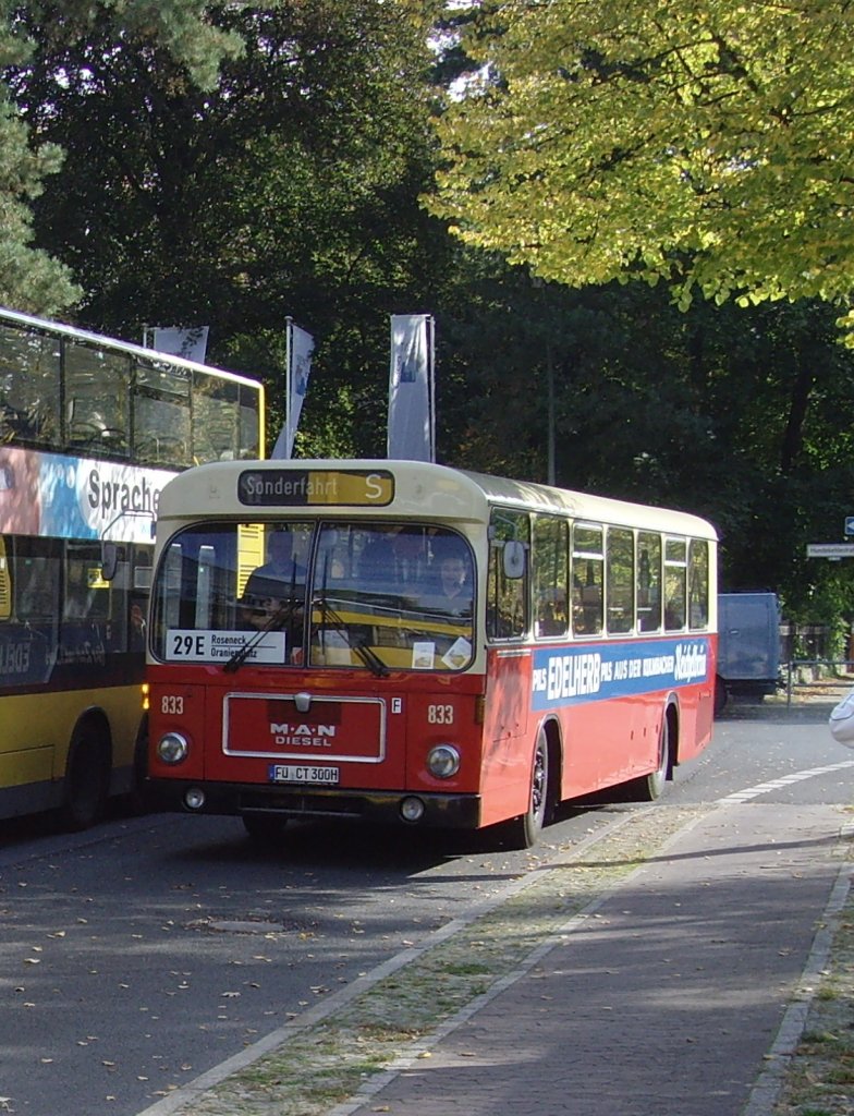 MAN-Bus in Berlin-Grunewald, Roseneck, 10.10.2009