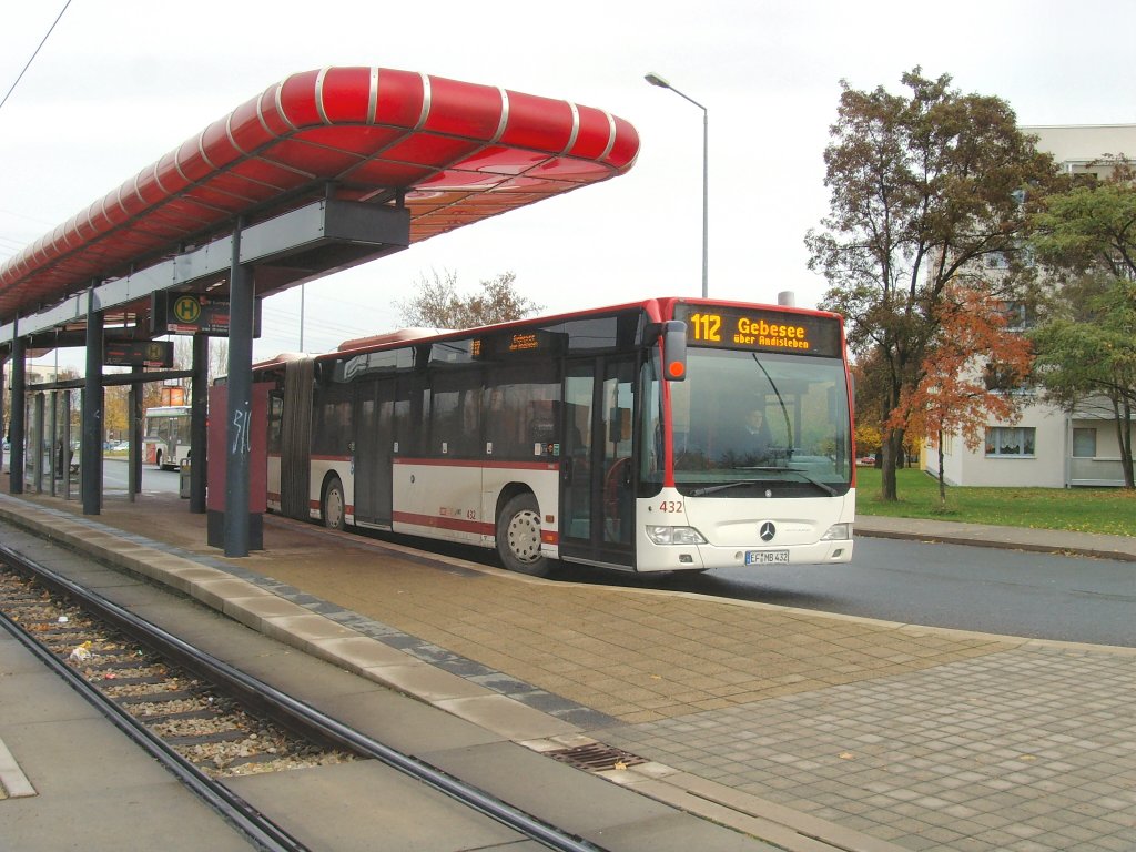 Mercedes-Gelenbus 432 der EVAG an der Hst. Europaplatz (Umstieg zur Strassenbahn), Erfurt November 2009