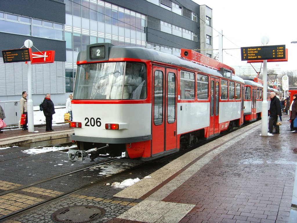 Mo - Fr noch auf den linien 1 und 2, selte auf der Linie 5 noch zu finden: Tatra T4 in Halle/Saale - 28.12.2009