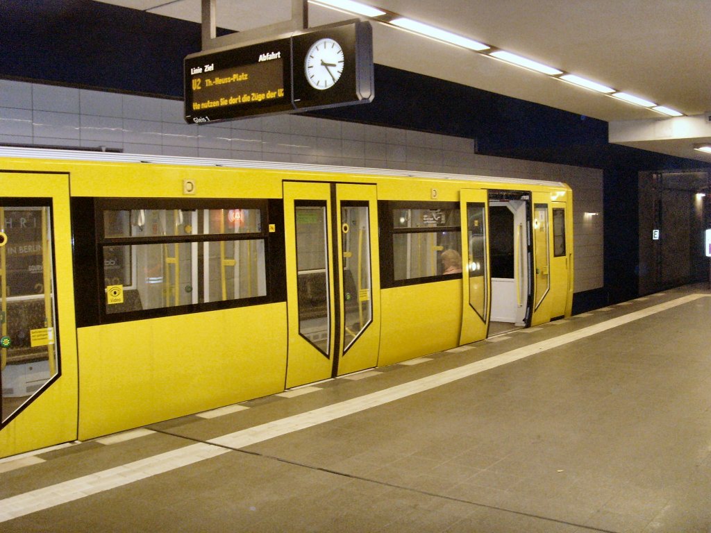 Neue U-Bahnzug Typ Hk (Kleinprofil) im u-Bhf Pankow, Berlin 21.10.2009