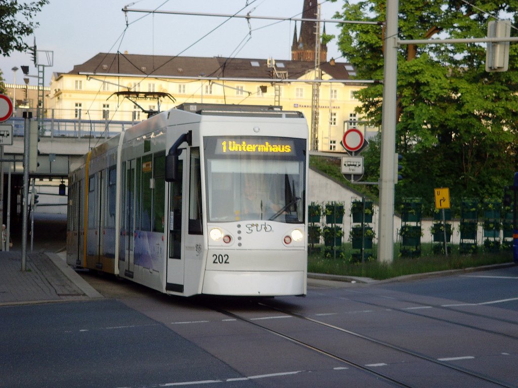 Niederflurbahn 2020 nach Untermhaus beim Hbf Gera, 2010