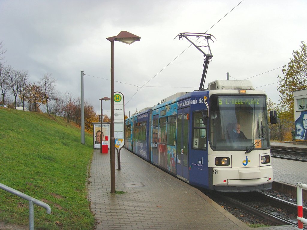Niederflurbahn abfahrbereit in Jena Lobeda-Ost, November 2009