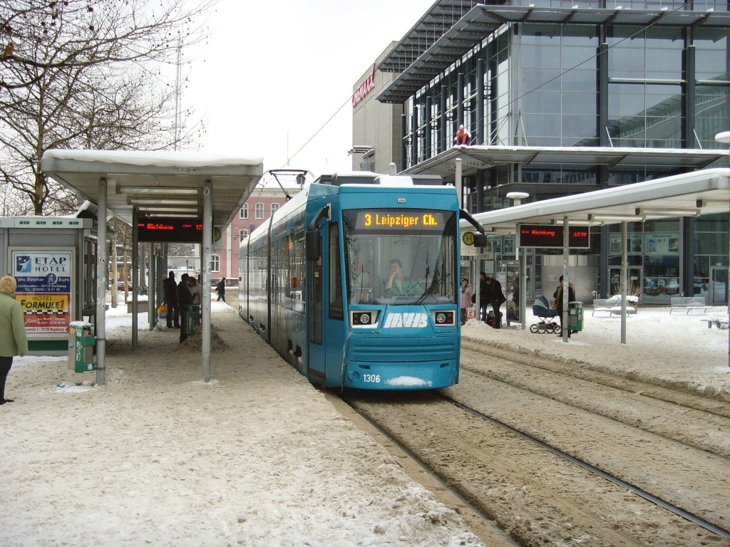 Niederflurbahn am Hauptbahnhof Magdeburg, 11.1.2010