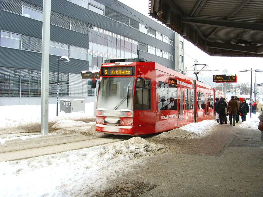 Niederflurbahn an der Hst. hauptbahnhof Halle/Saaale - 11. 1. 2010