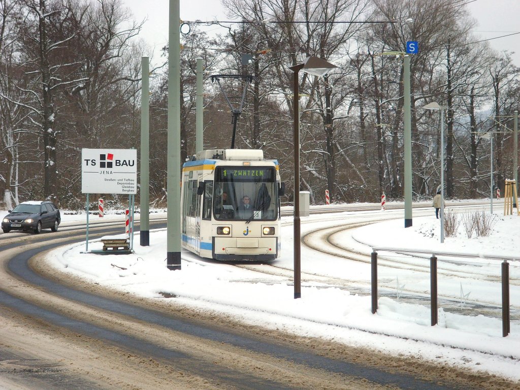 Niederflurbahn auf der Neubaustrecke zwischen Burgau und Gschwitz, Jena 4.1.2010
