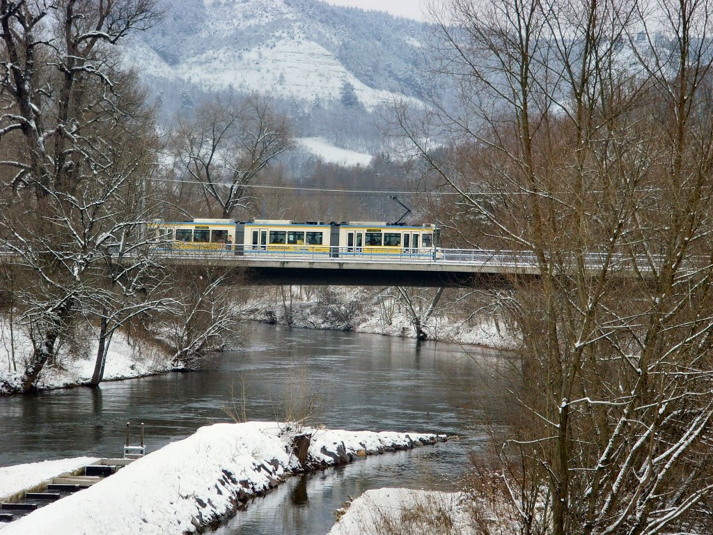 Niederflurbahn auf der Saalebrcke (Stammstrecke nach Lobeda), Jena 4. 1. 2010