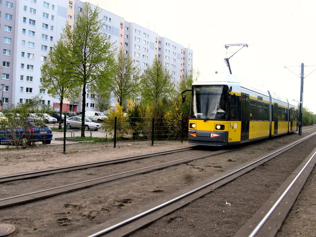 Niederflurbahn in Hohneschnhausen, Berlin 1.5.2006