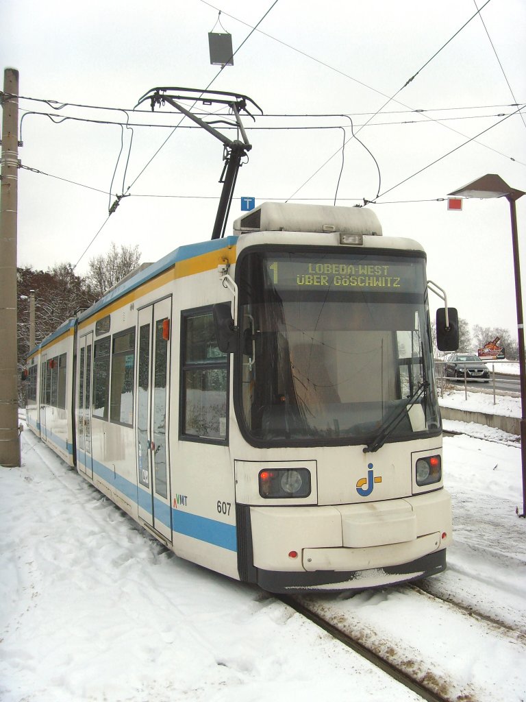 Niederflurbahn der Linie 1 in Zwtzen, Jena 4.1.2010