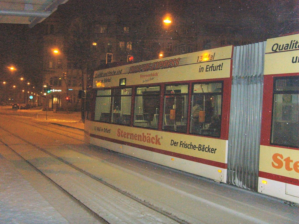 Niederflurbahn der Linie 2 am Leipziger Platz, Erfurt 1.1.2010