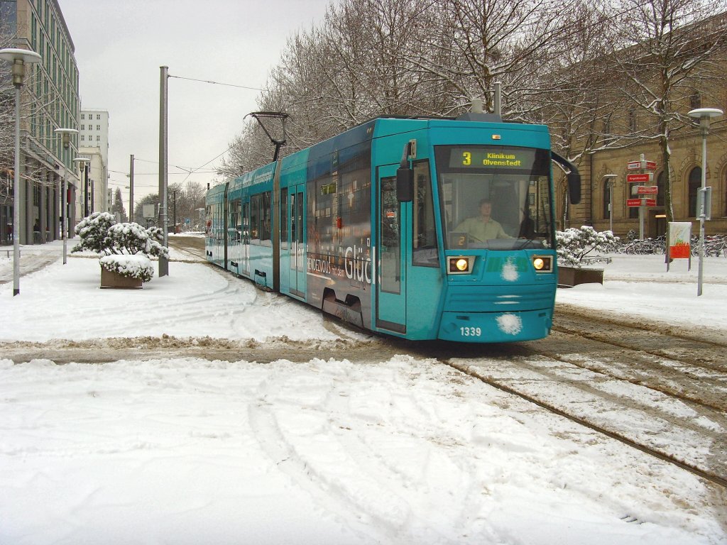 Niederflurbahn der Linie 3 am Hauptbahnhof Magdeburg am 31.12.2009