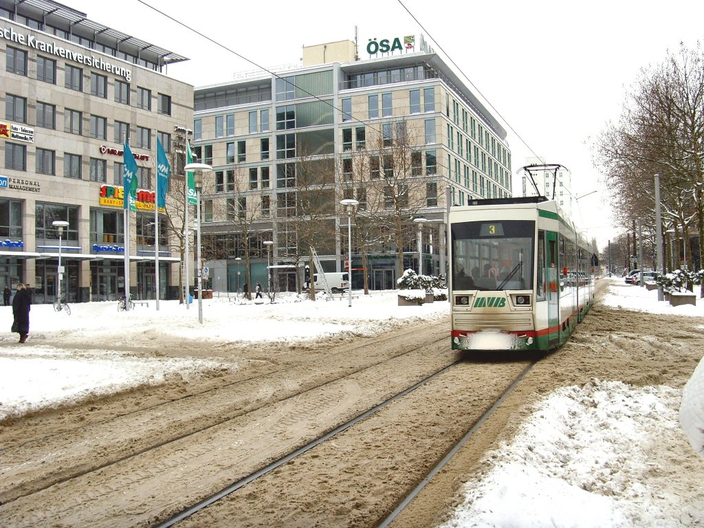 Niederflurbahn der Linie 3 kmpft sich durch den Winter, Magdeburg 11.1.2010