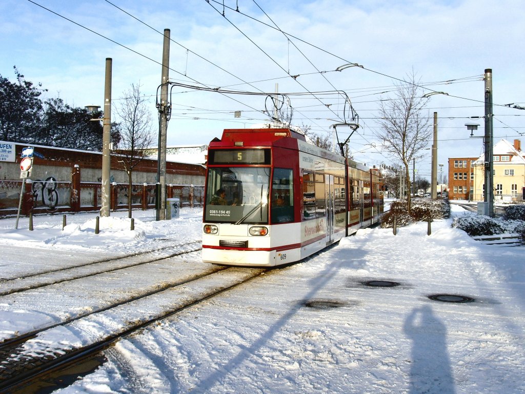 Niederflurbahn der Linie 5 in der Grubenstrasse, Erfurt 2.1.2010