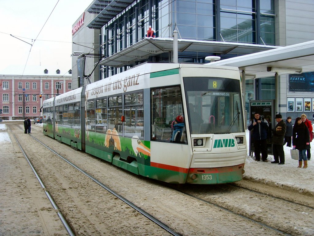 Niederflurbahn der Linie 8 am Hauptbahnhof, Magdeburg 11. 1. 2010