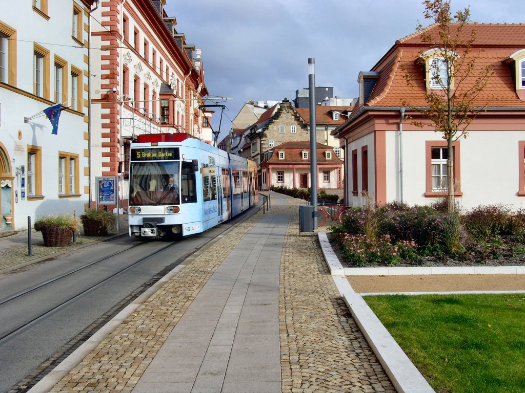 Niederflurbahn in der Regierungsstrasse am wiedererrichteten Wachhuschen, Erfurt November 2009